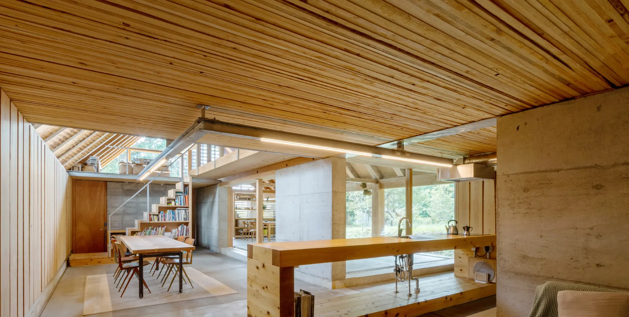 木の表情を活かしたDLTの建築空間